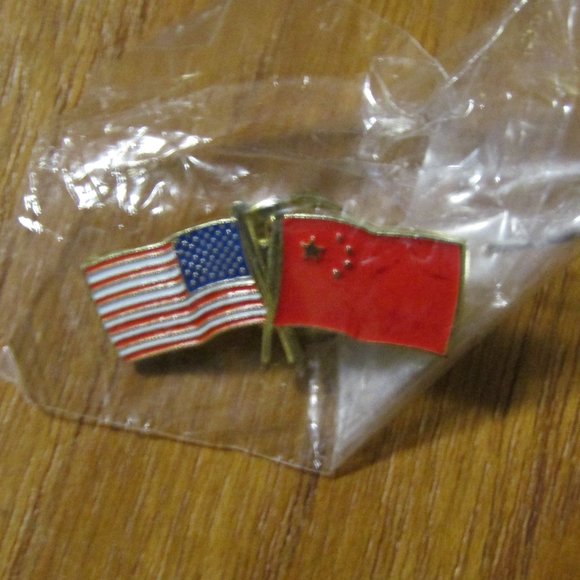 New in Bag USA & China Crossed Flags Pin Friendship Lapel Tie Tack Patriotic - Picture 2 of 3